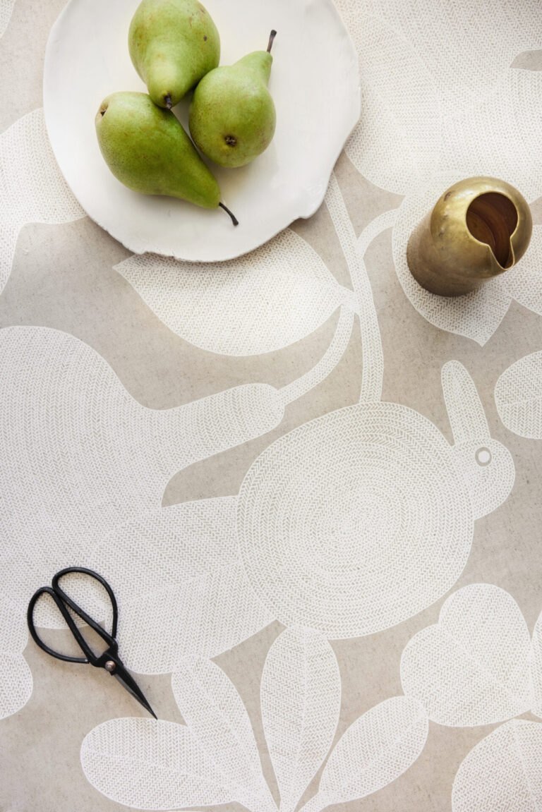 Kattaus luonnonvärisellä puuvillapellavalla. Valkopigmentillä painettu PIHA-kuosi, pöytäliinalla päärynöitä. messinkinen pieni malja ja pienet mustat ompelijan sakset.