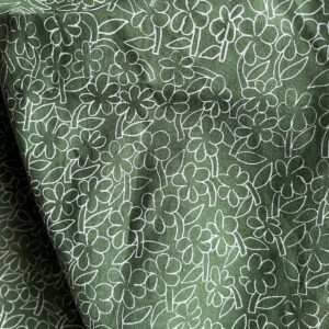 vihreä Jenni Tuomisen Rauha-kuosi huivissa laskostuneena