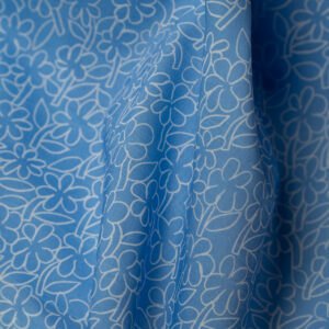 vaaleansininen kotimainen puuvillahuivi, kuosina Jenni Tuomisen kukallinen "Rauha"