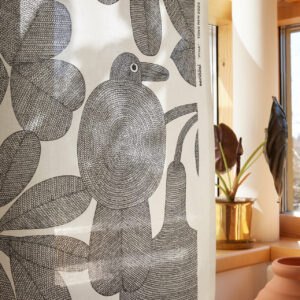 mustavalkoinen lintuaiheinen painokangas ikkunaan ripustettuna.